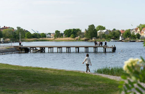 Person går längs vattnet på Campus Karlskrona