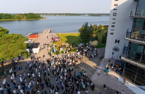 Bild av studenter på campus