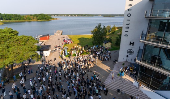 Bild av studenter på campus