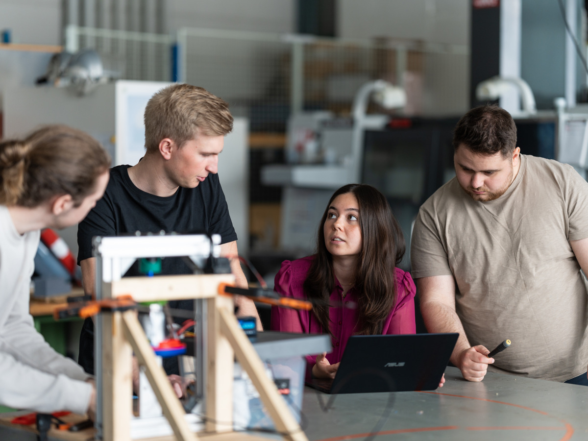 Ingenjörsstudenter på BTH i ett av labben på campus